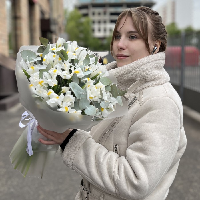 25 белых ирисов с эвкалиптом