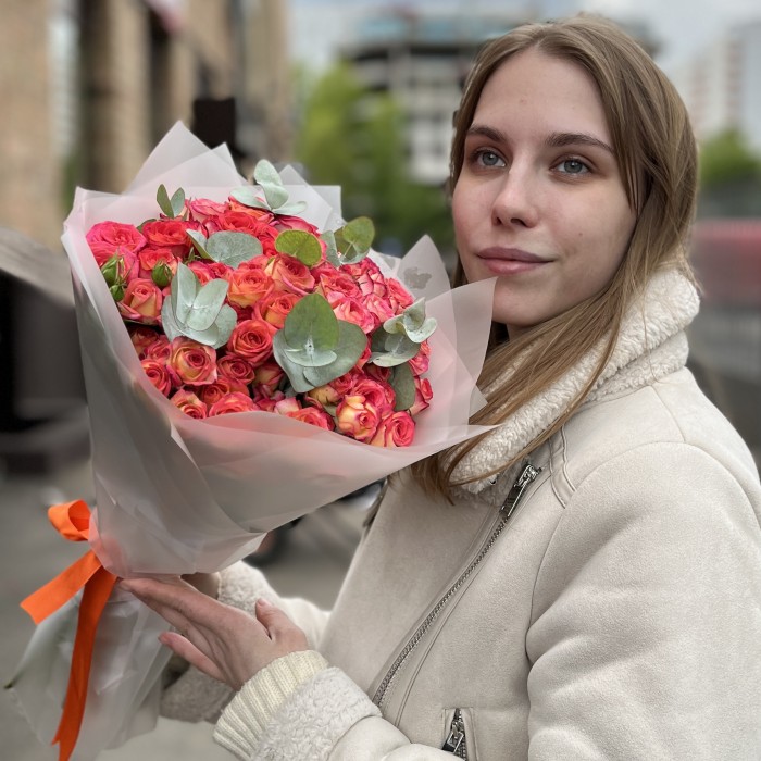 25 кустовых роз Саммер Дэнс с эвкалиптом