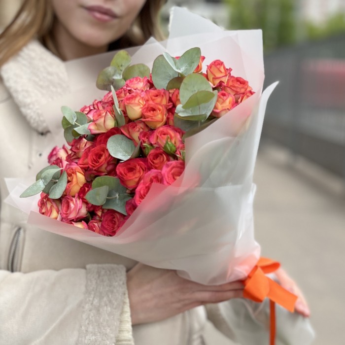 25 кустовых роз Саммер Дэнс с эвкалиптом