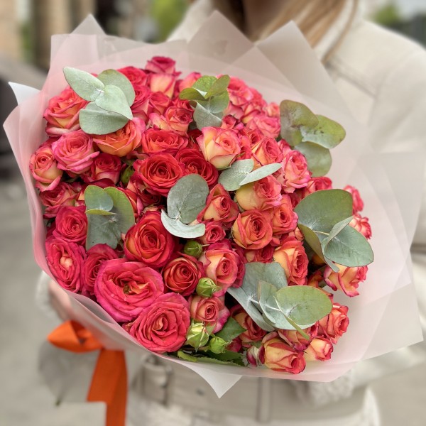 25 кустовых роз Саммер Дэнс с эвкалиптом