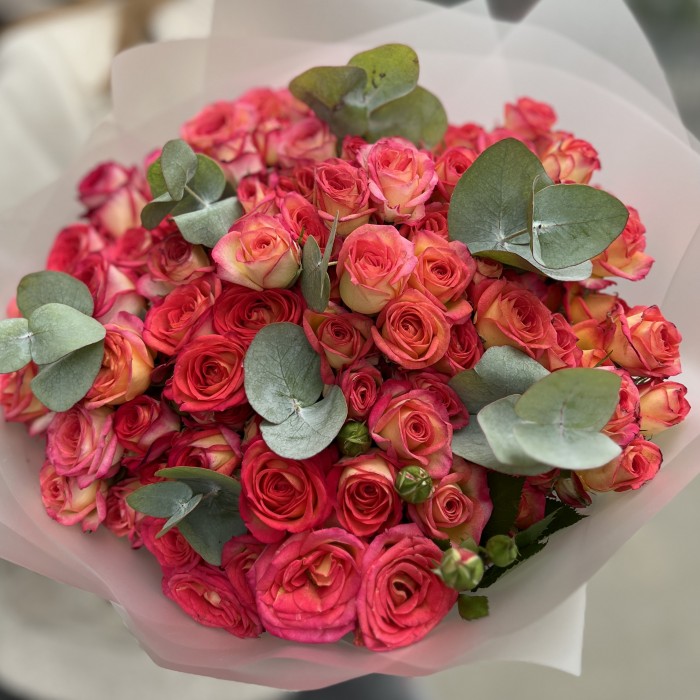 25 кустовых роз Саммер Дэнс с эвкалиптом