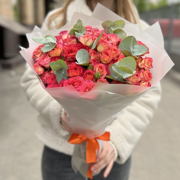 25 кустовых роз Саммер Дэнс с эвкалиптом