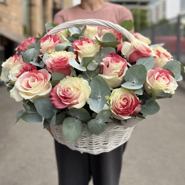 25 радужных бело-красных роз в корзине