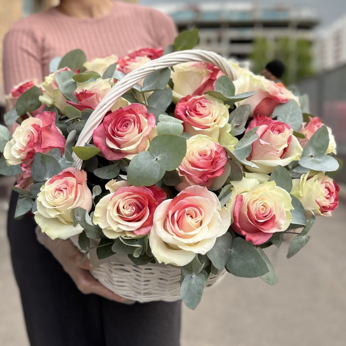 25 радужных бело-красных роз в корзине