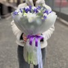 51 синий и белый ирис с эвкалиптом