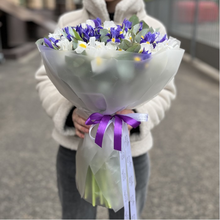 51 синий и белый ирис с эвкалиптом