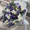 51 синий и белый ирис с эвкалиптом