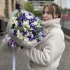 51 синий и белый ирис с эвкалиптом