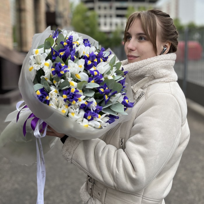 51 синий и белый ирис с эвкалиптом