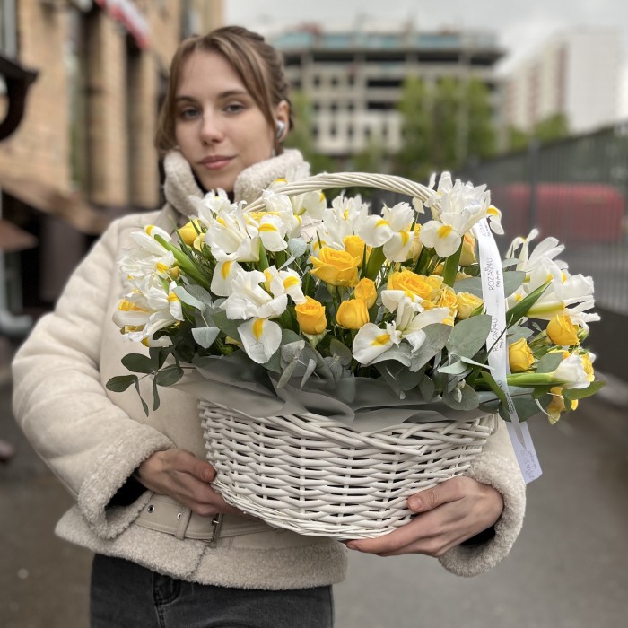 Весенняя корзина с белыми ирисами и кустовыми розами