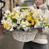 Весенняя корзина с белыми ирисами и кустовыми розами