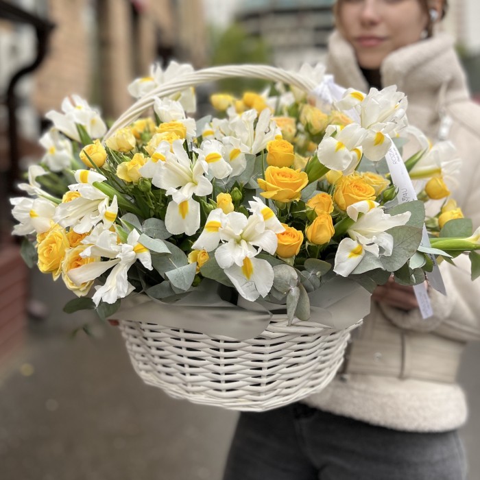 Весенняя корзина с белыми ирисами и кустовыми розами