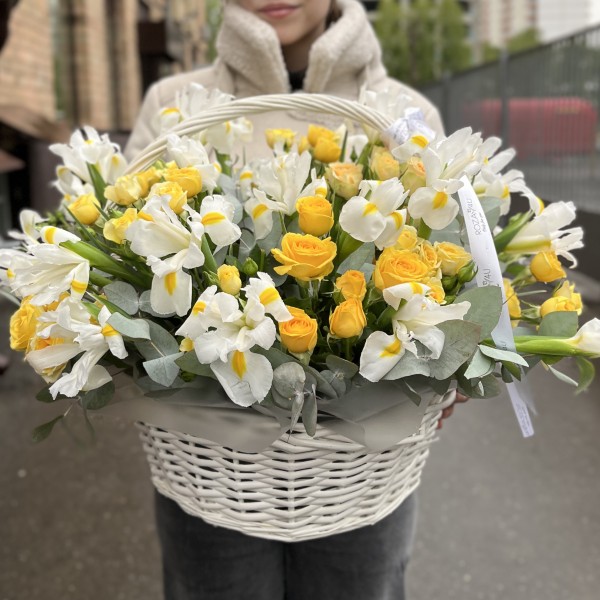 Весенняя корзина с белыми ирисами и кустовыми розами