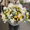 Весенняя корзина с белыми ирисами и кустовыми розами