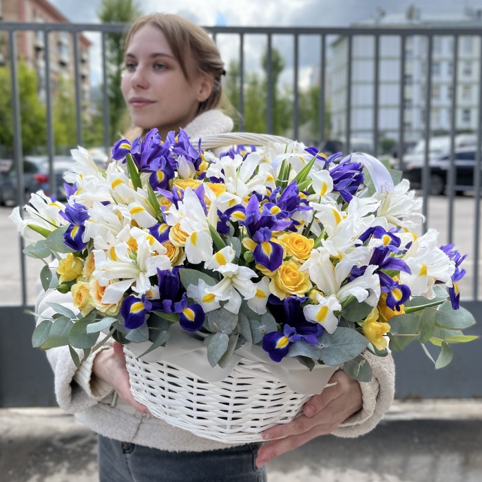 Яркая корзина ирисов и кустовых роз
