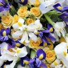 Яркая корзина ирисов и кустовых роз