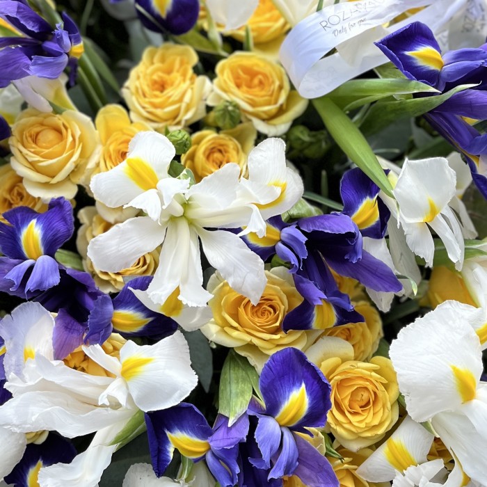 Яркая корзина ирисов и кустовых роз