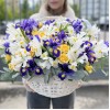 Яркая корзина ирисов и кустовых роз