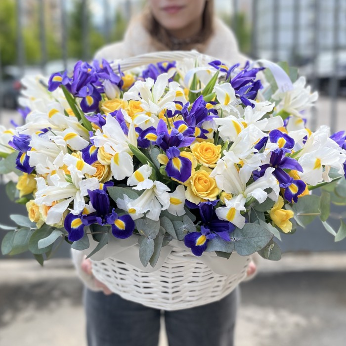Яркая корзина ирисов и кустовых роз