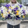 Яркая корзина ирисов и кустовых роз