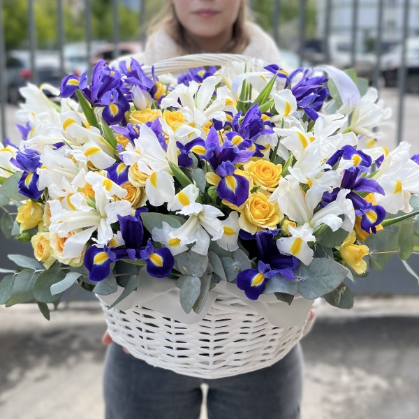 Яркая корзина ирисов и кустовых роз