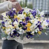 Яркая корзина ирисов и кустовых роз