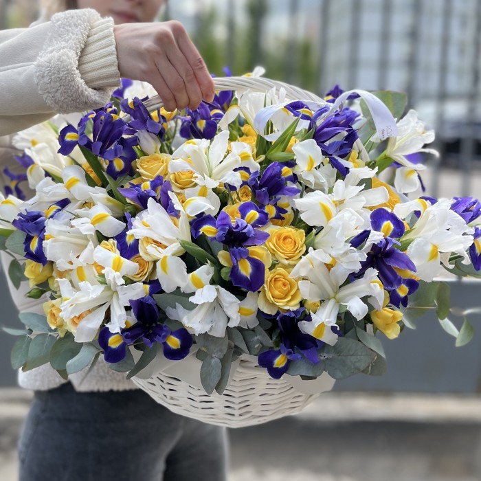 Яркая корзина ирисов и кустовых роз