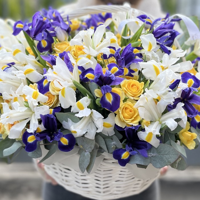Яркая корзина ирисов и кустовых роз