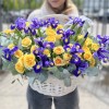 Яркая корзина синих ирисов и желтых роз