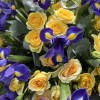 Яркая корзина синих ирисов и желтых роз