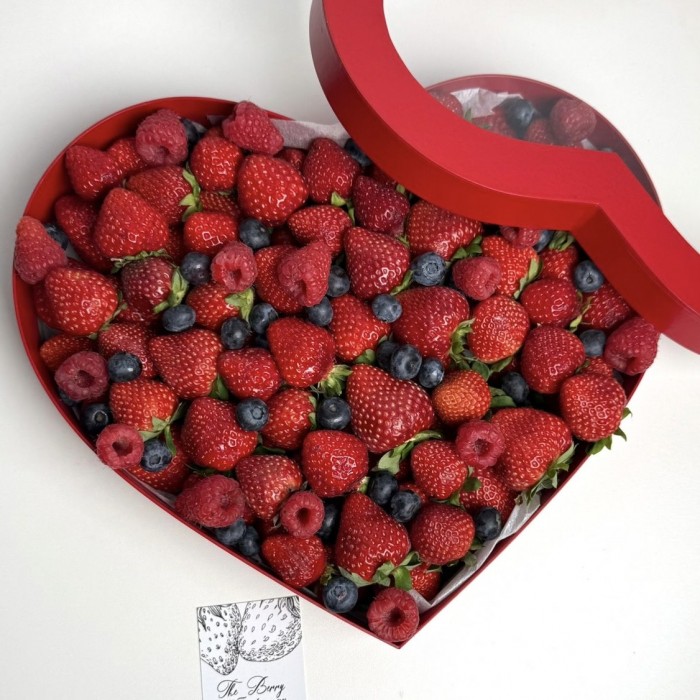 Большое сердце с ягодами 2500гр