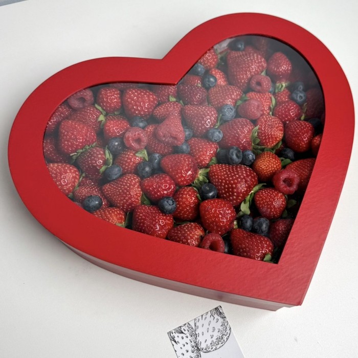 Большое сердце с ягодами 2500гр