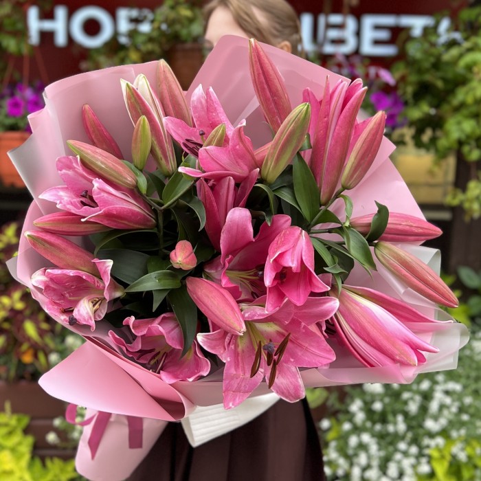 9 розовых лилий