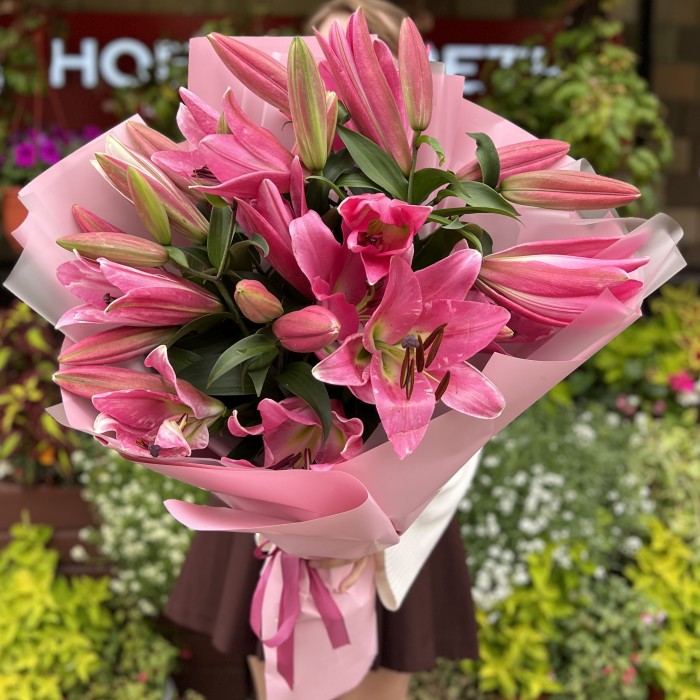 9 розовых лилий