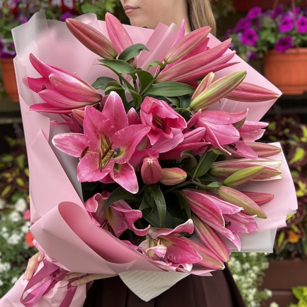 9 розовых лилий