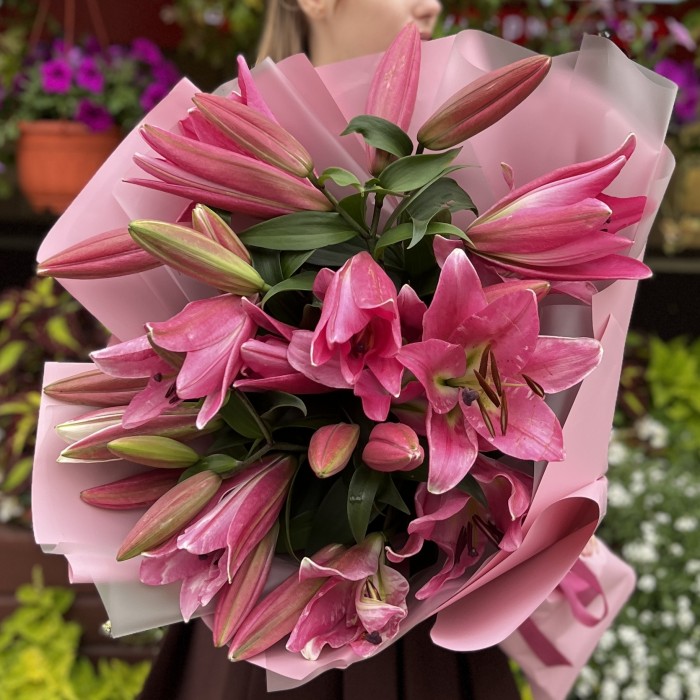 9 розовых лилий