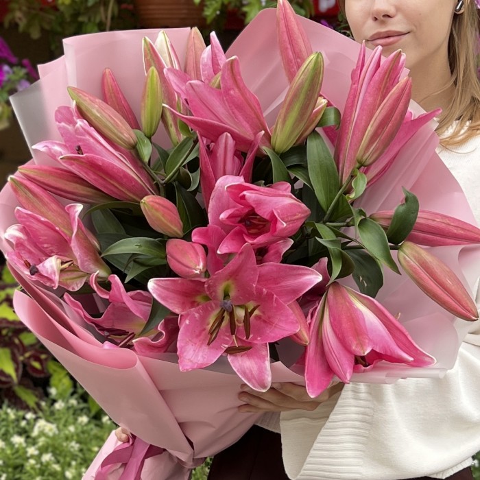 9 розовых лилий