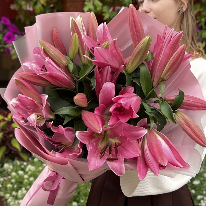9 розовых лилий