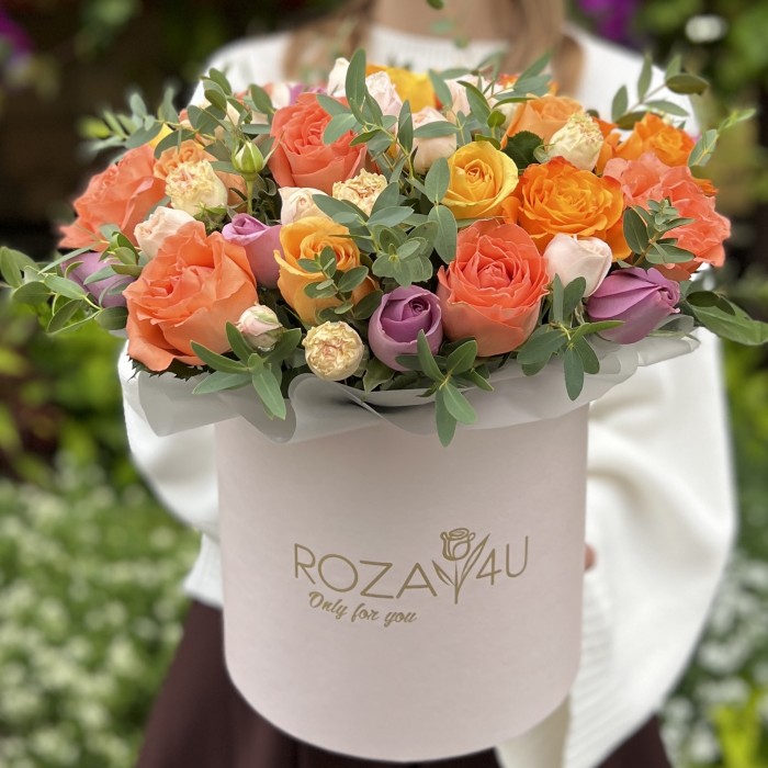 Яркая композиция в коробке с розами