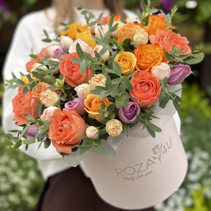 Яркая композиция в коробке с розами