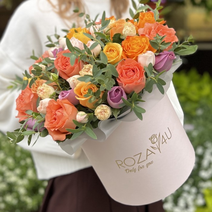 Яркая композиция в коробке с розами