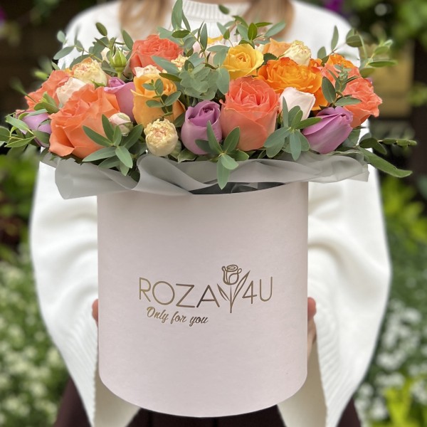 Яркая композиция в коробке с розами