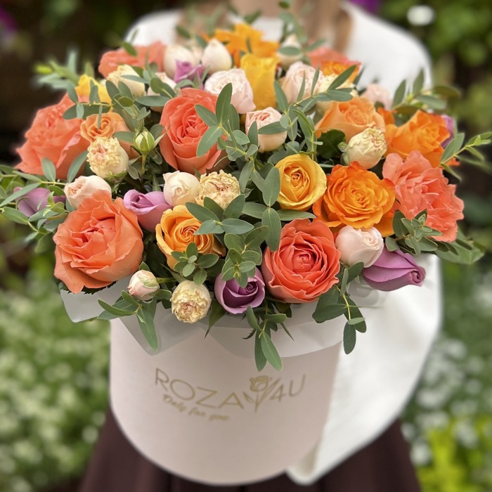 Яркая композиция в коробке с розами