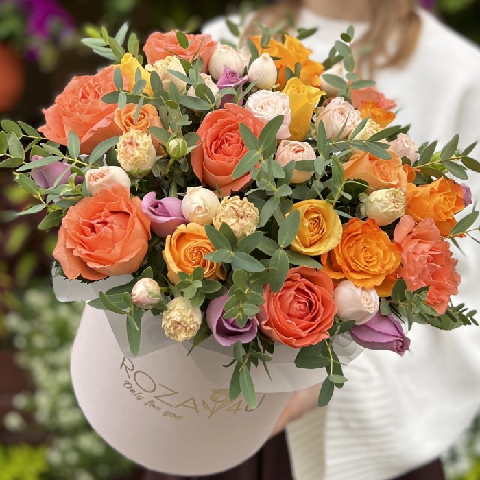 Яркая композиция в коробке с розами