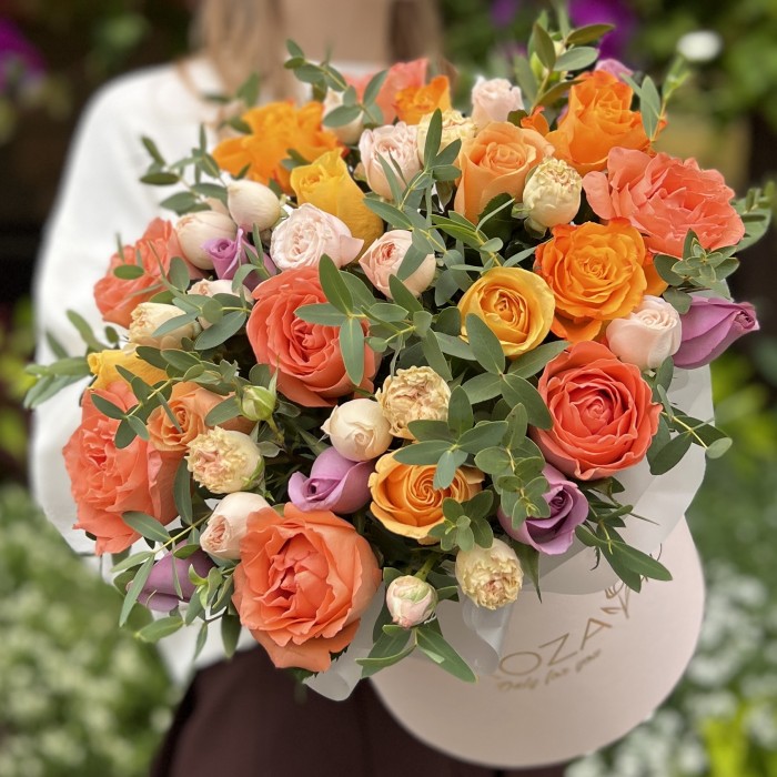 Яркая композиция в коробке с розами