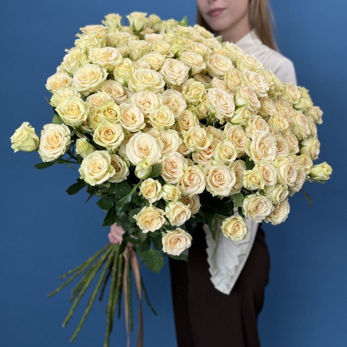 25 кустовых роз Тринити 80 см