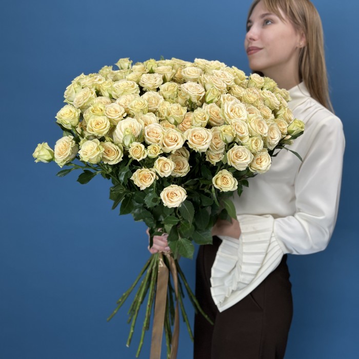 25 кустовых роз Тринити 80 см