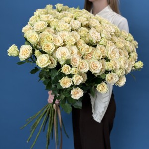 25 кустовых роз Тринити 80 см