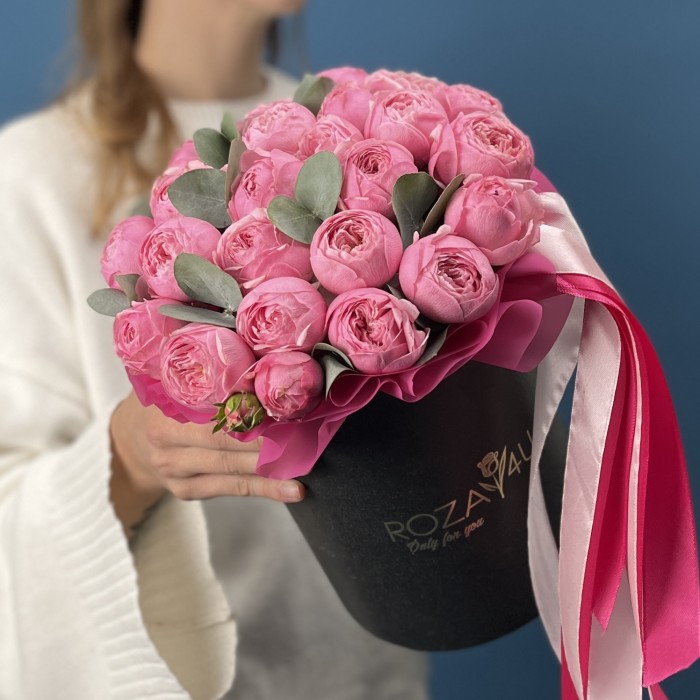 7 пионовидных роз Мансфилд Пинк Парк в коробке