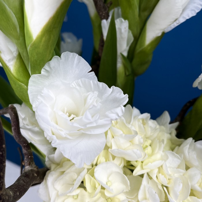 Настольная композиция с гладиолусами Белый Джаз